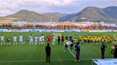 試合前の整列｜北九州 vs. 岐阜