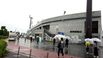 01_雨のギオンスタジアム｜相模原 vs. 北九州